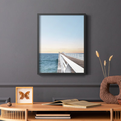 «Day at the Pier», reproduction encadrée - bois massif