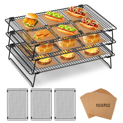 Cet ensemble de refroidisseurs à biscuits pliables à 3 niveaux comprend un grand support de cuisson en métal de 17 po x 11 po avec 100 feuilles de papier cuisson antiadhésif. Sa conception empilable et peu encombrante le rend idéal pour rafraîchir les pizzas et les gâteaux.