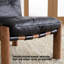Fauteuil de loisir de 27,56 po de style minimaliste de luxe avec coussin supérieur en cuir noir, structure en bois de frêne et dossier simple pour le salon et le balcon