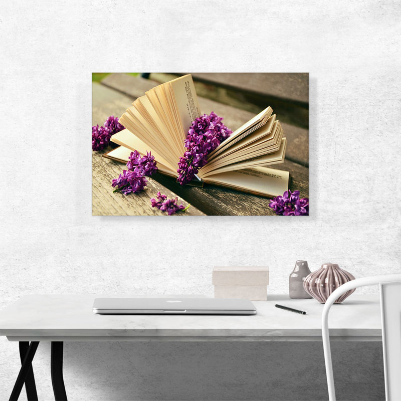 Livre avec fleurs - reproduction de photo sur toile tendue, H 18 po x l 26 po x P 0,75 po