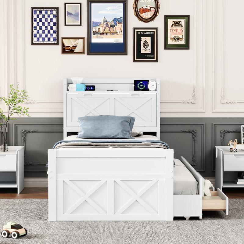 Lit simple blanc avec prises de tête de lit et grand espace de rangement avec décoration élégante