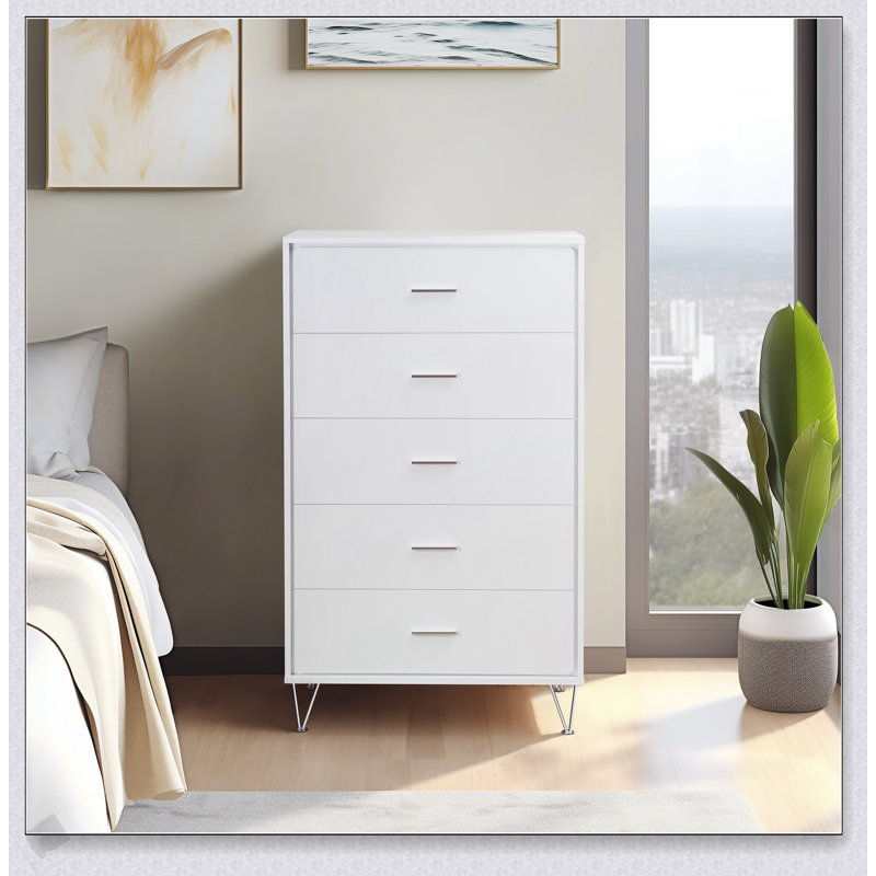 Commode blanche à 5 tiroirs avec poignées simples pour des solutions de rangement modernes et spacieuses