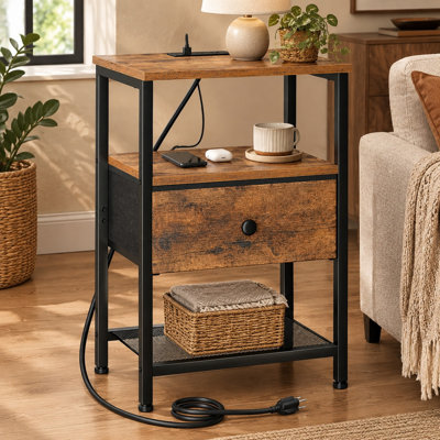 Table de bout compacte rustique brun avec tiroir en tissu, ports de charge USB et Type-C et une station de charge; Table de chevet pour les chambres à coucher ou les salons