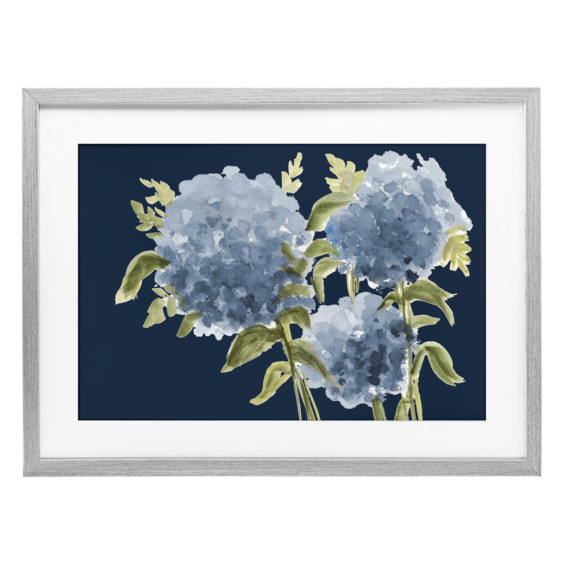Hortensias bleus sur fond indigo, impression de Janice Gaynor, H 17 po x l 23 po, Cadre de ferme gris