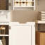 Armoire de rangement blanche avec portes et tablettes, idéale pour la cuisine et la salle de bain.