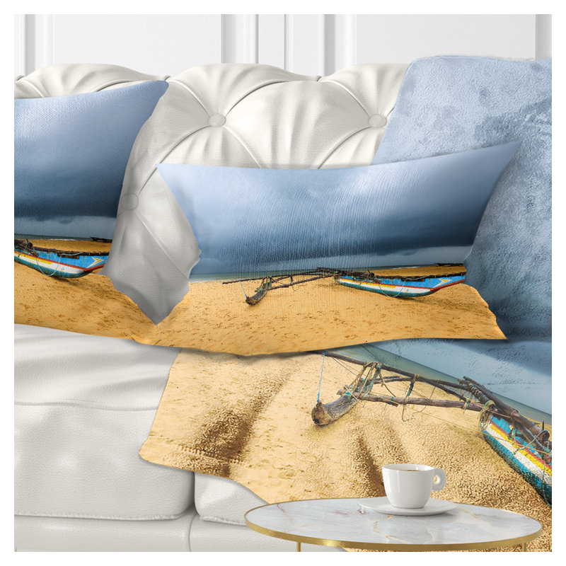 Coussin de mer mer de mer avec nuages foncés au-dessus de l’océan lombaire