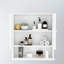 Armoire de salle de bain avec portes à double miroir et tablettes - Options de tablettes réglables peintes en blanc et peu encombrantes à assembler
