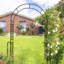 Jardin arborant un treillis qui supporte les plantes grimpantes-1552379415