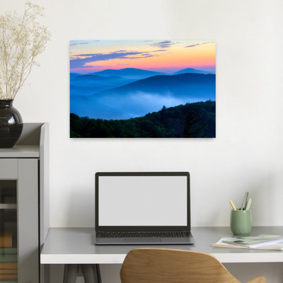 Lever de soleil dans les montagnes Blue Ridge, parc national de Shenandoah, Virginie, États-Unis, art contemporain contemporain, paysage mural