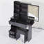 Petite coiffeuse 29,2 po avec tabouret de bureau + tabouret rembourré, 2 blocs d'alimentation AC + 2 USB, support pour séchoir à cheveux, très grand miroir coulissant à commande tactile