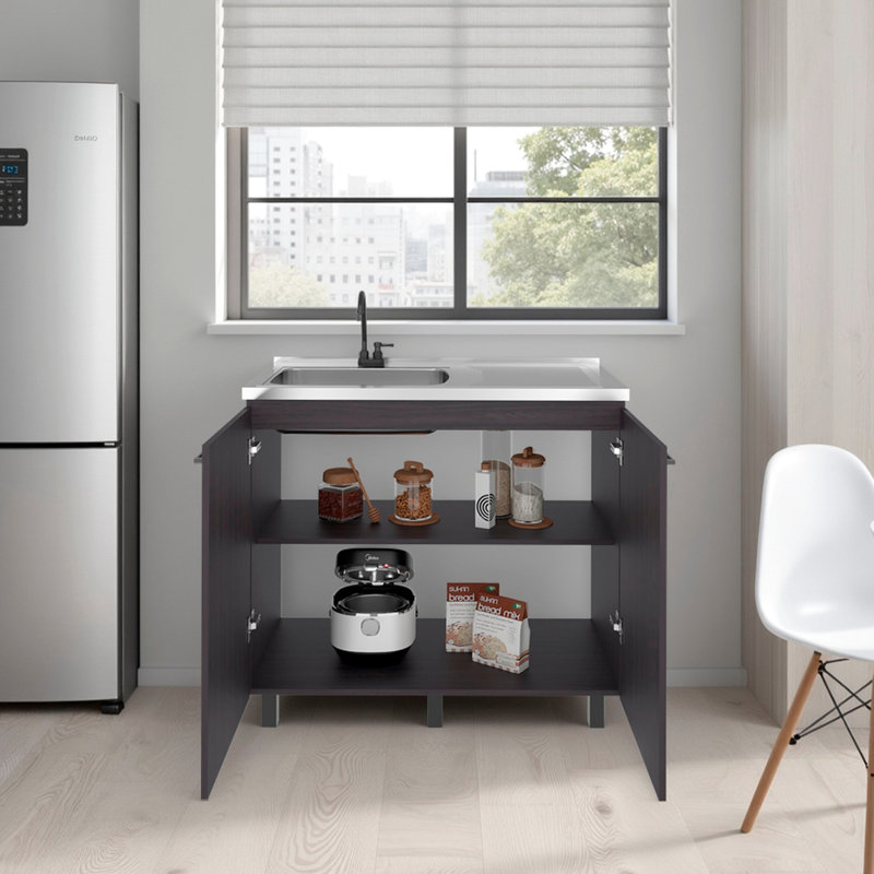 Armoire utilitaire avec deux portes et trois tablettes idéales pour l'organisation de la lessive dans la cuisine, le revêtement