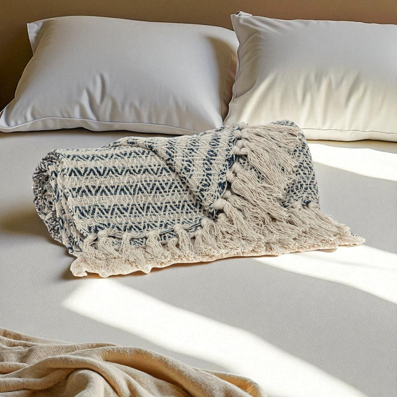 Jeté en coton matelassé Trio, L 51,71 po x l 66,8 po, Beige / rayures noires