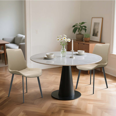 Chaise en polyuréthane avec pieds en métal