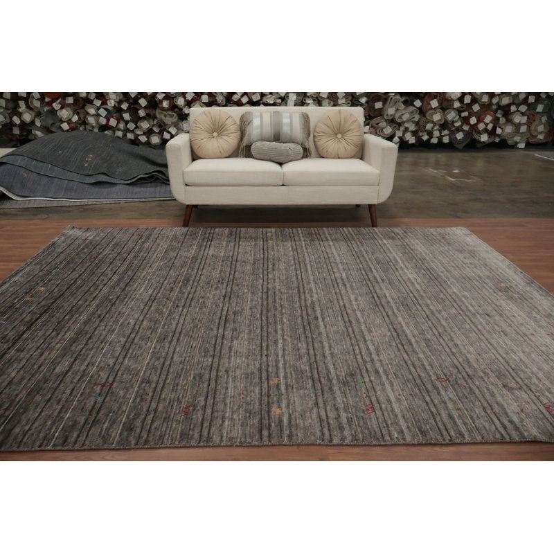 Tapis subtil de style Gabbeh 7 x 10 avec des touches de couleur pour des intérieurs élégants