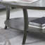 Table basse ovale avec plateau en bois manufacturé et tablette