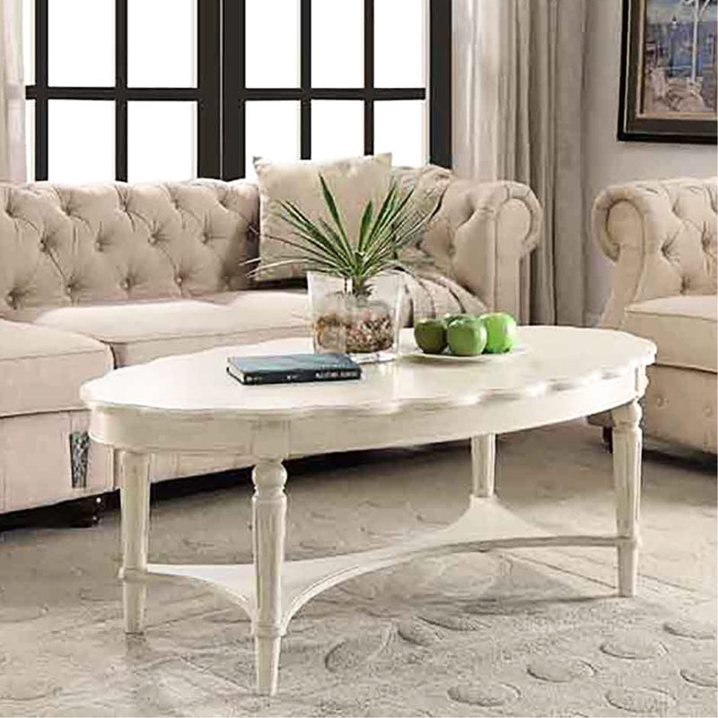 Table basse blanche antique avec tablette inférieure pour la décoration intérieure, style traditionnel en bois.