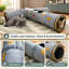 Ce tunnel pliable pour chat en 4 directions est fabriqué en tissu double couche résistant avec un imprimé imitation tuyau métallique et comporte un œilleton interactif pour les jeux de cache-cache des grands chats et des chatons.