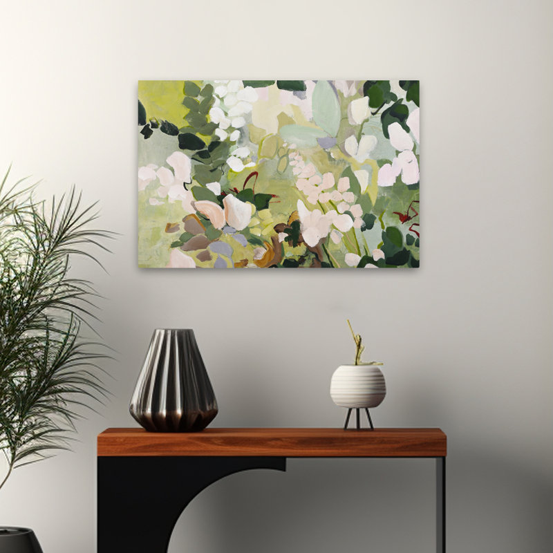 Variation de jardin vert - art floral contemporain avec fleurs et nature morte, H 24 po x l 16 po