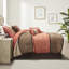 Édredon pour grand lit 7 pièces en faux suède corail - 2 taies décoratives, 1 coussin décoratif et 1 jupe de lit-124308885-124308889