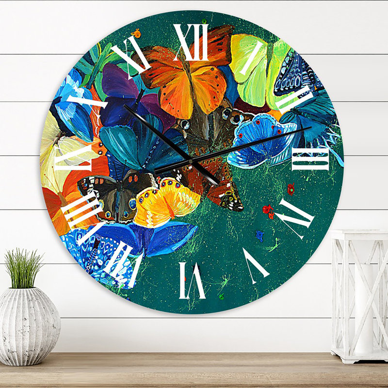 Color Butterflies On A Gree - Horloge murale moderne, Moyen