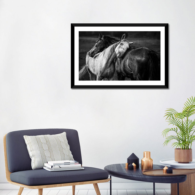 «Warm Rain» par Niko Chapa - reproduction de photo, H 24 po x l 32 po x P 1 po, Papier encadré noir, Blanc