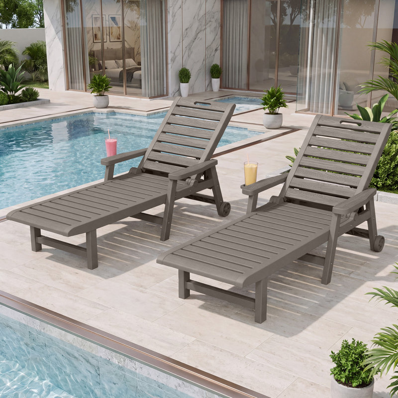Ensemble de 2 chaises longues d'extérieur – Chaise longue inclinable en PEHD avec dossier à 5 positions, porte-gobelets et roulettes verrouillables
