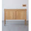 Armoire d'appoint en bois naturel de style bohémien avec détails ornés de porte