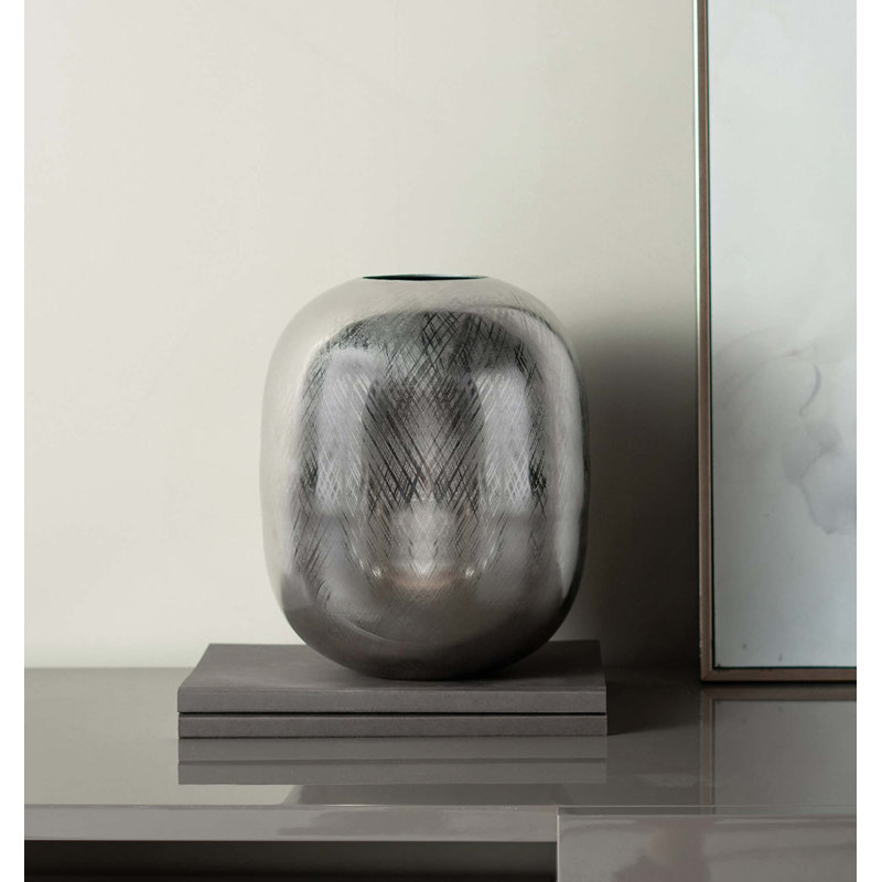 Vase en aluminium, H 13 po x l 10,5 po x P 10,5 po