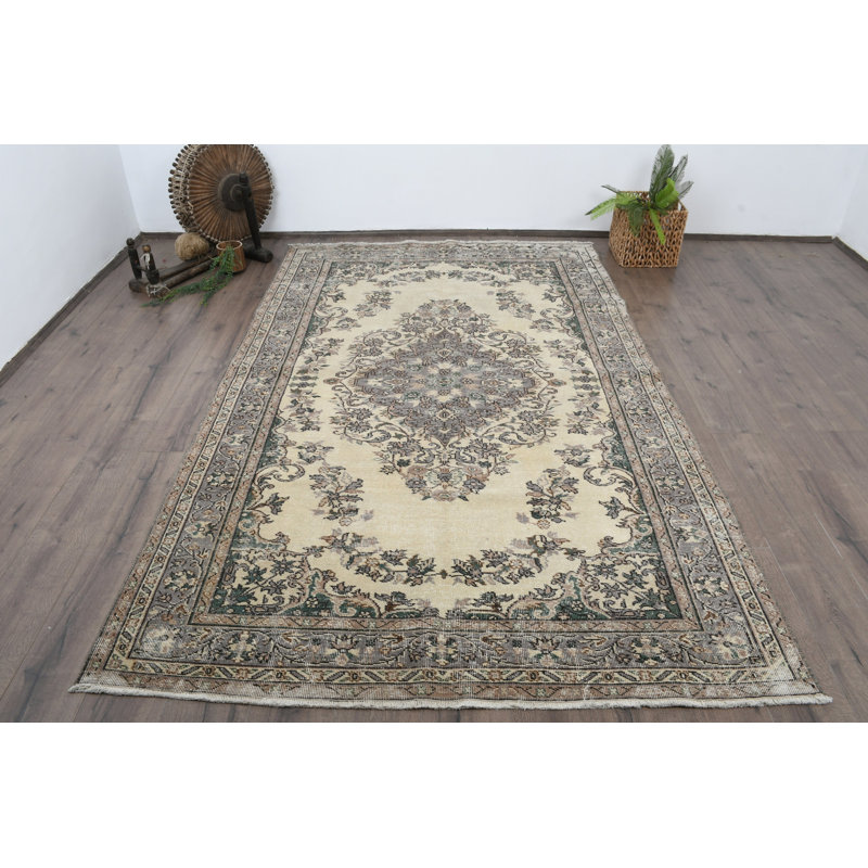 Tapis classique en laine beige à motif floral 66,9 x 107,5 po