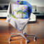 Lilas bleus et blancs dans un vase - coussin à imprimé floral-29075600-29075597
