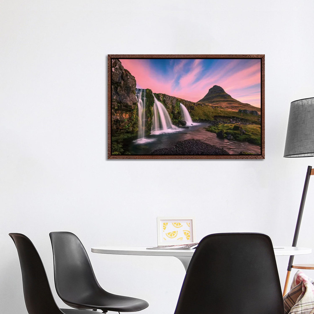 Island, Kirkjufellsfoss. Wasserfall bei Sonnenaufgang. von Jaynes Gallery - Gallery-Wrapped Canvas Giclée on Canvas