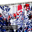 Rideau de douche triangulaire blanc avec pois rouges et bleus-138796712