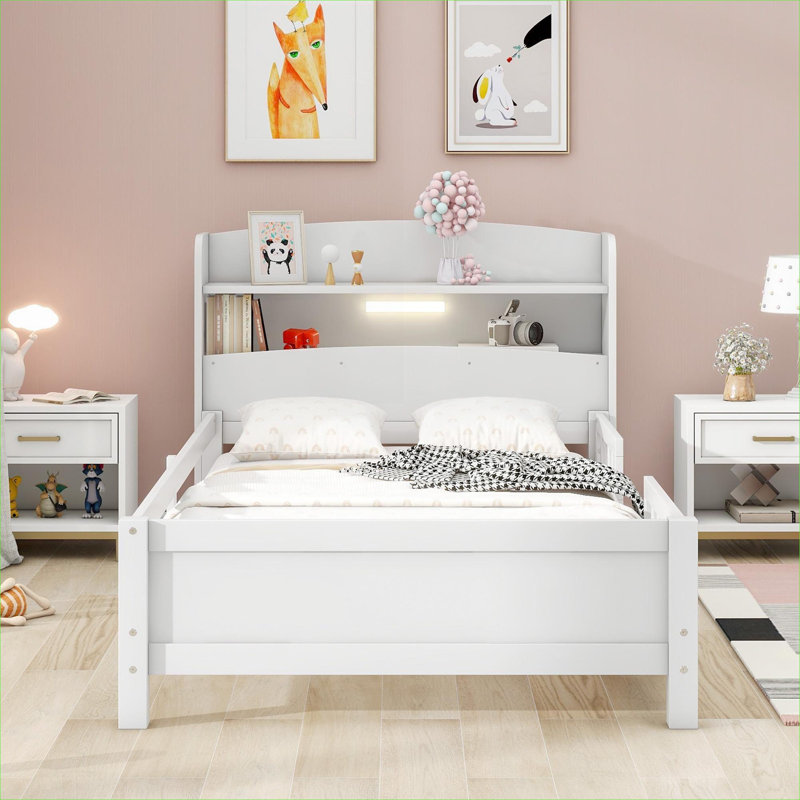 Pour les petites chambres d'invités et d'adolescents, lit plateforme simple en bois massif blanc avec tête de lit et garde-corps de sécurité, style classique