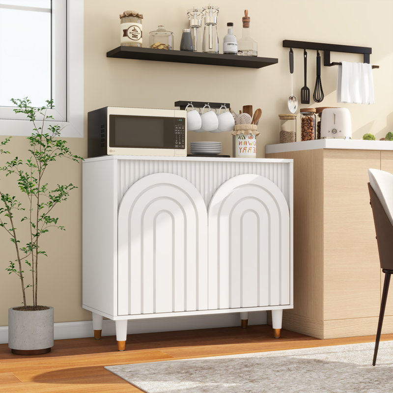 Élégante armoire d'appoint blanche avec tablettes réglables et portes à fermeture en douceur