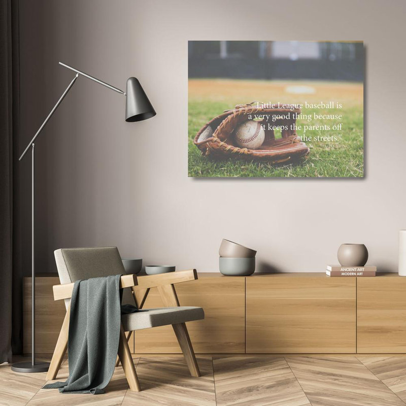 Ophelia & Co., art sur toile tendue avec châssis Yogi Berra: Little League Baseball, H 20 po x l 24 po