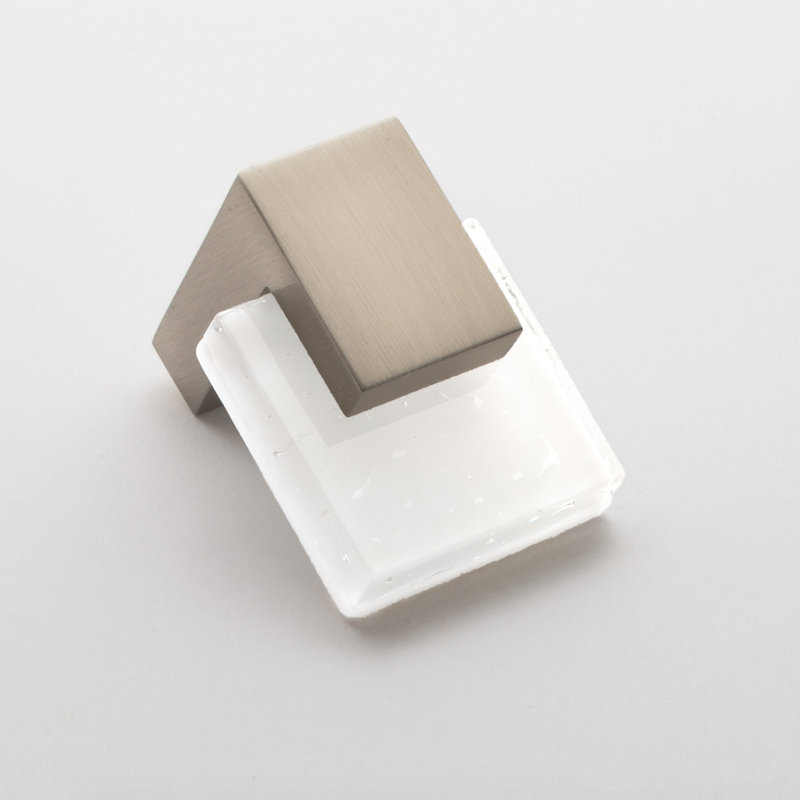 Poignée barre de quincaillerie décorative en verre blanc 1,625 po Affinity, Nickel satiné, Blanc
