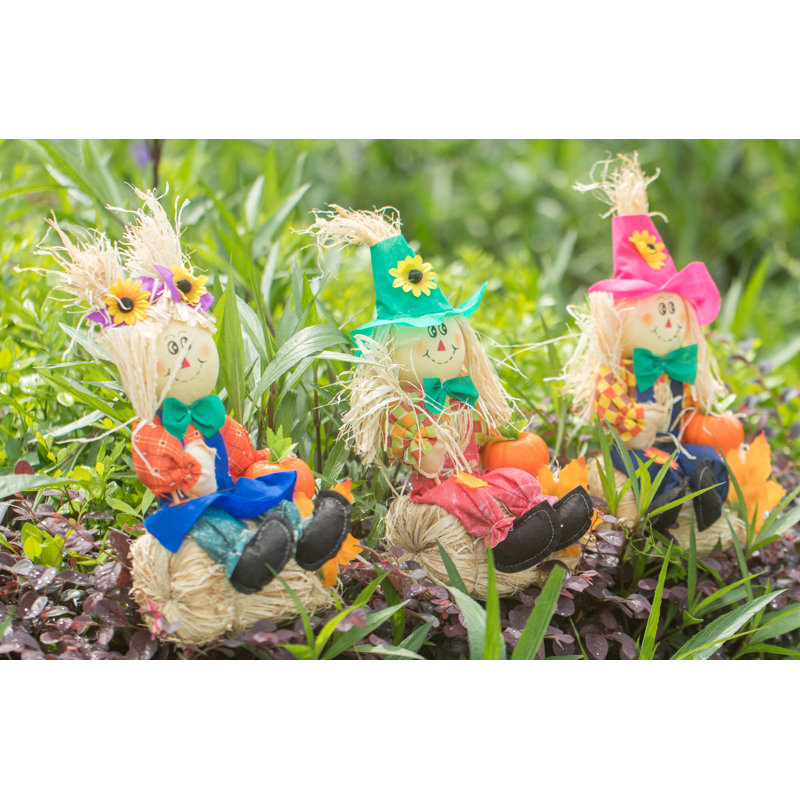 Décoration de jardin adorable de 13 pouces mettant en vedette des épouvantails extérieurs se détendant gracieusement sur des balles de foin rustiques