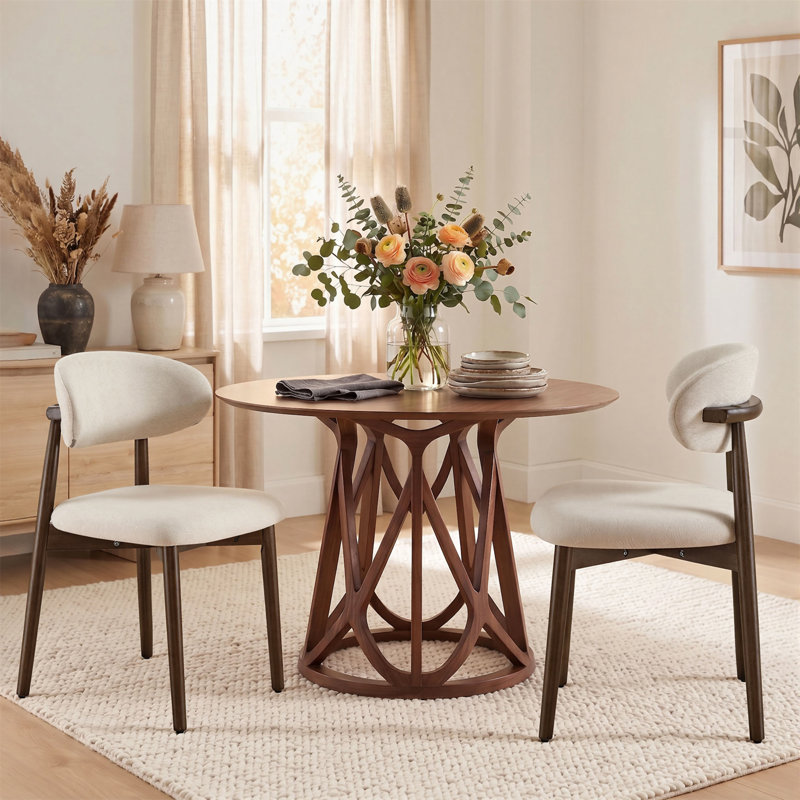 Ensemble de 2 chaises de salle à manger en bois massif beige avec revêtement en tissu doux intégré pour un siège et un dossier confortables. Doté d'un design de ferme minimaliste classique