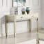 Table de canapé avec tiroirs de rangement Glam argentés et plateau en verre trempé de 5 mm avec table d'appoint de salon à motif de losanges.