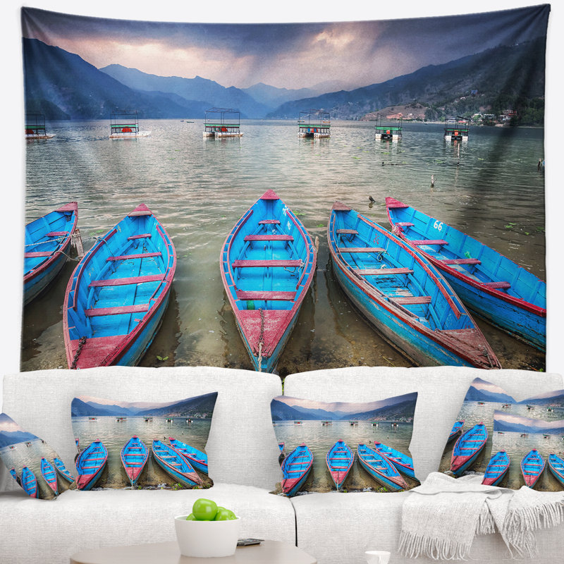 Rangée de canots bleus dans pokhara lake tapisserie, H 50 po x l 60 po