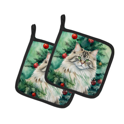Chat sibérien près de l'arbre de Noël