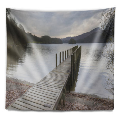 Jetée en bois sur la tapisserie de Lake District