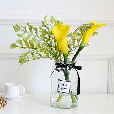 Arrangement floral vert et lily dans un vase en verre