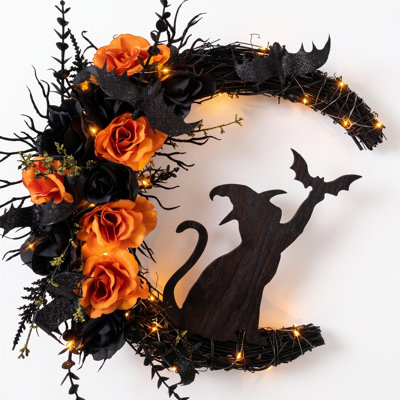 Couronne de lune d'Halloween pré-illuminée de 35 cm (13,8 pouces), composée de brindilles noires en forme de lune, ornée d'un chat sorcière en bois, de roses orange et noires, de chauves-souris et de guirlandes lumineuses chaudes, idéale pour décorer votre porte d'entrée dans une ambiance effrayante.