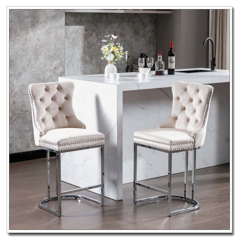 Tabourets de bar en velours avec dossier et garniture de rivets, Beige