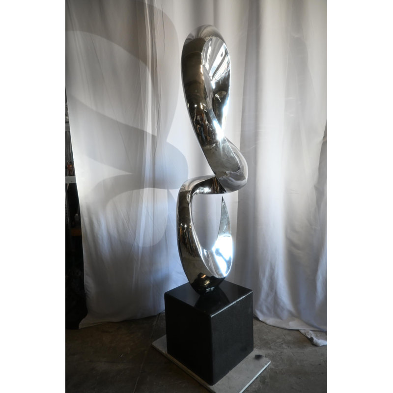 Grande sculpture abstraite en marbre à double boucle en acier inoxydable 30 po x 21 po x H 98 po