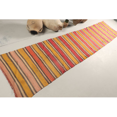 Tapis traditionnel turc Kilim de couleur rouge frappant, idéal pour rehausser les bureaux et les escaliers des couloirs grâce à son charme rétro unique