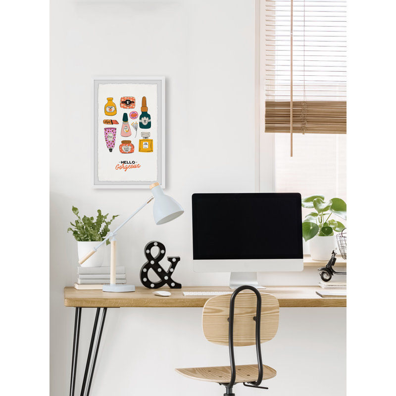 «Woman Essentials», reproduction encadrée, H 12 po x l 8 po x P 1,5 po