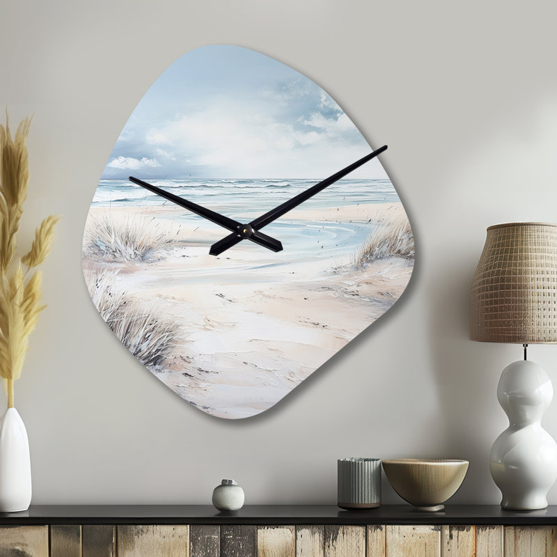 Coastal Beach Charm In Winter - horloge murale asymétrique en métal sable plage, beige, Petit