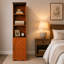 Meuble de rangement multimédia haut en chêne foncé, 3 tablettes ouvertes, porte de grange